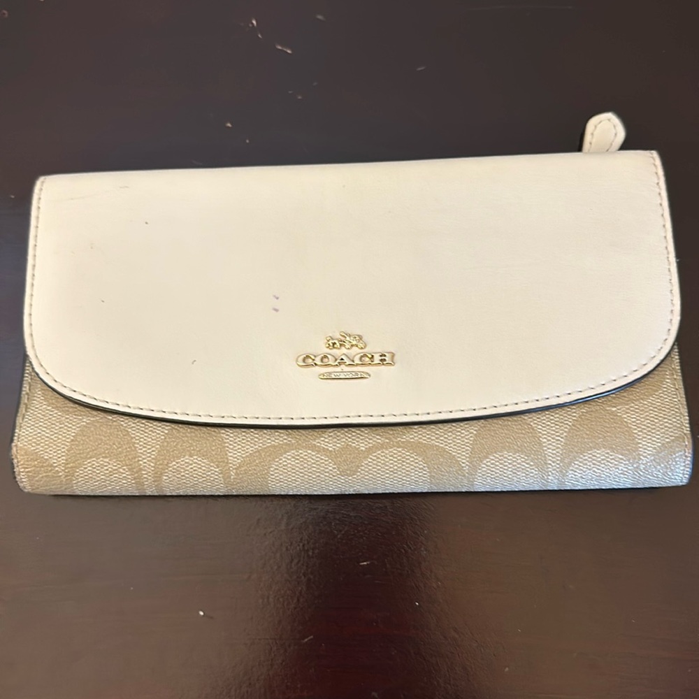 Coach white wallet. Good condition, coach and buggy icon!